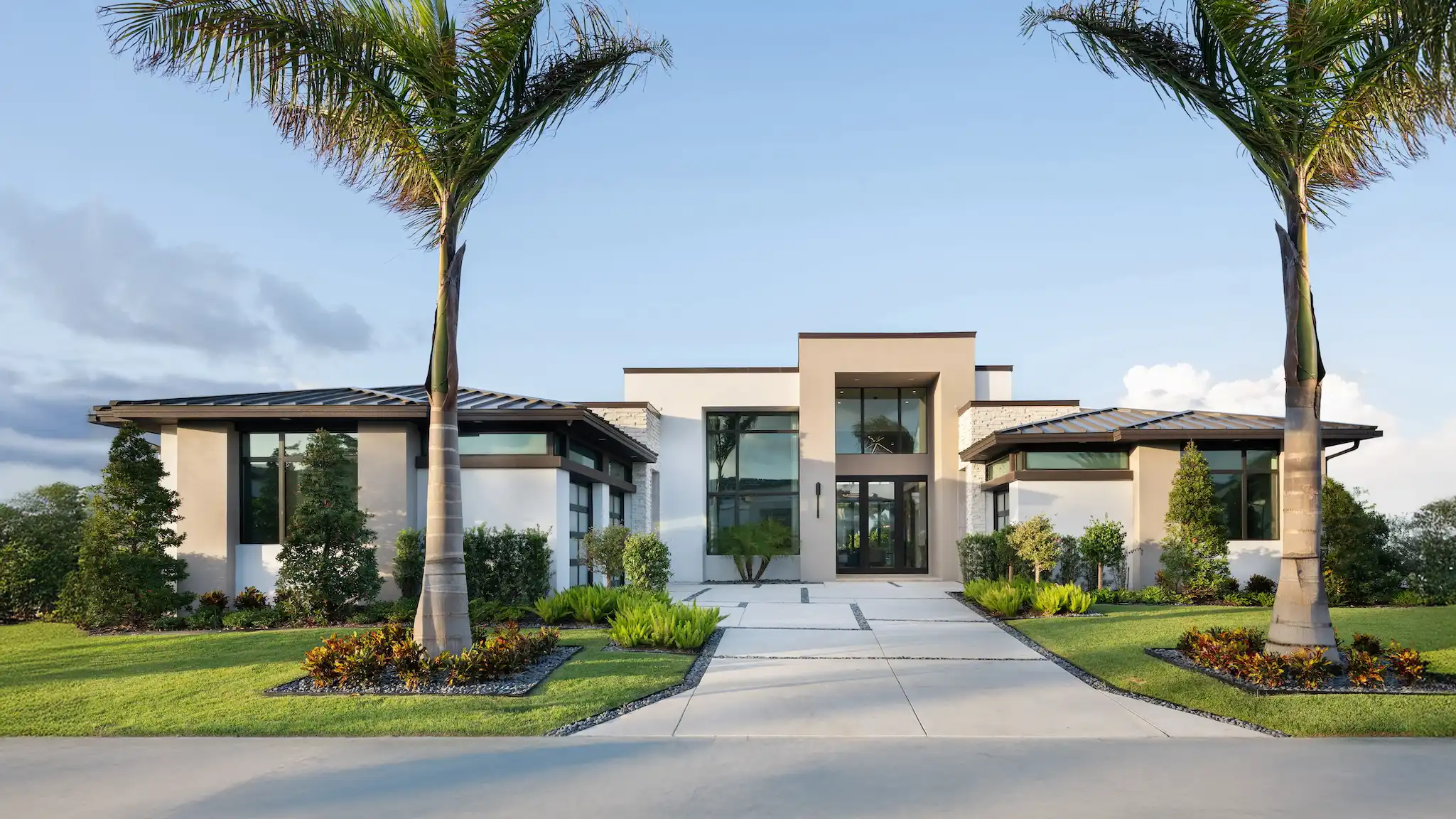 Tesoro_FrontDaylight-WebHeroSize